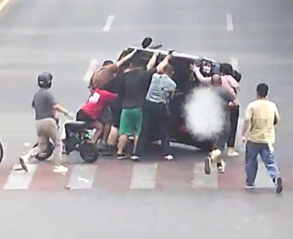 凡人善举！汽车侧翻驾驶员被困，聊城众多市民扶车救人