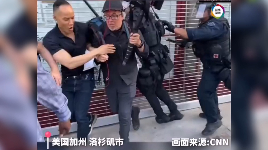 果然视频·看天下|洛杉矶抗议现场：警察撞倒记者