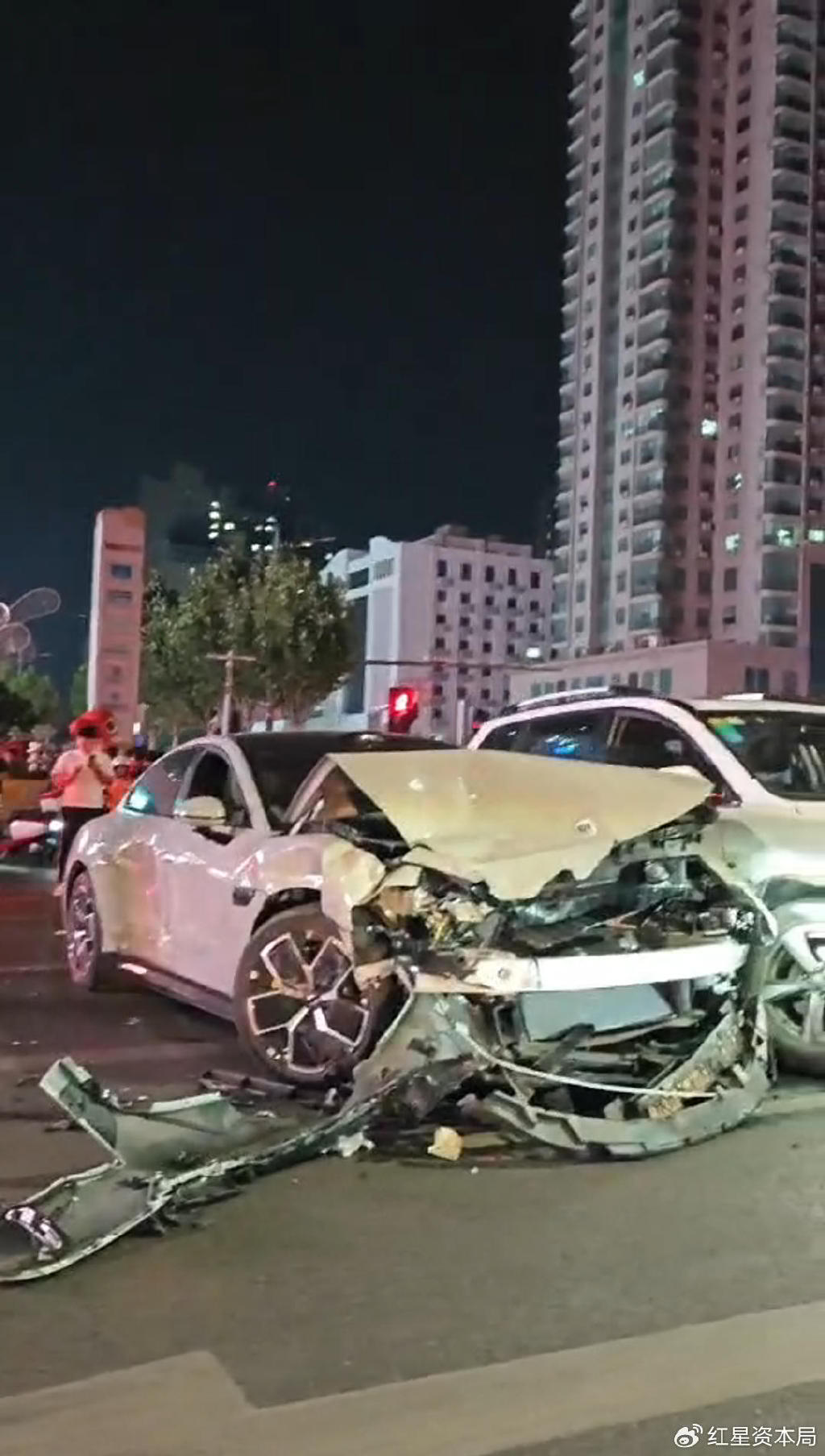 小米SU7路口连撞多车，当地：未造成人员死亡，车主已被警方控制