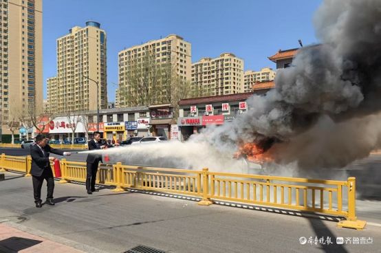 工行聊城冠县支行员工处置路边电动汽车爆燃