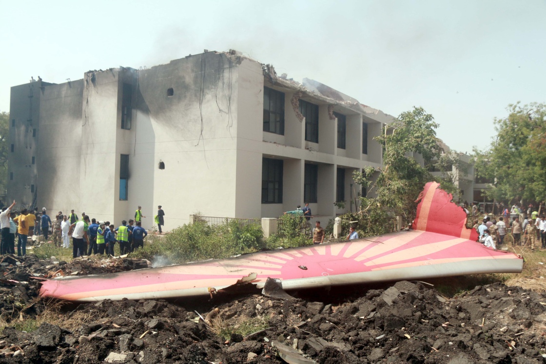 印度坠机地面5名医学生死亡