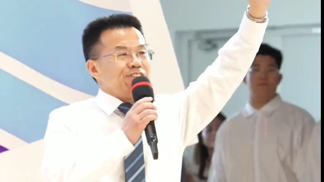 果然视频|烟台天立高中首届学生毕业，师生共唱《栀子花开》