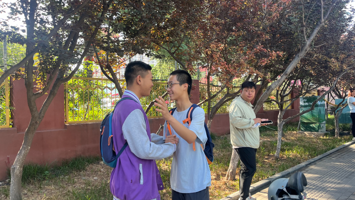 “横幅一挂 中考开挂！”十多位推荐生考场外拉横幅为同学加油