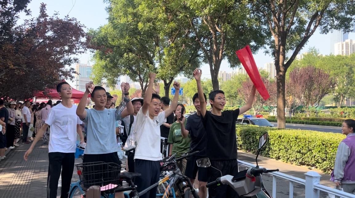 “横幅一挂 中考开挂！”十多位推荐生考场外拉横幅为同学加油