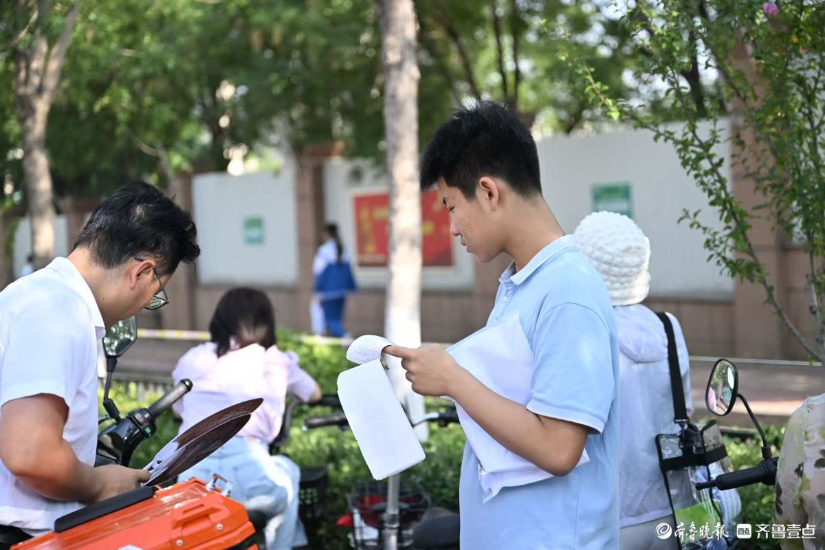 抓住宝贵时间再看一眼，考生考场外“磨磨枪”