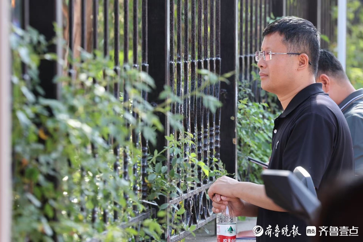 栏杆外的目送，是家长温暖的牵挂