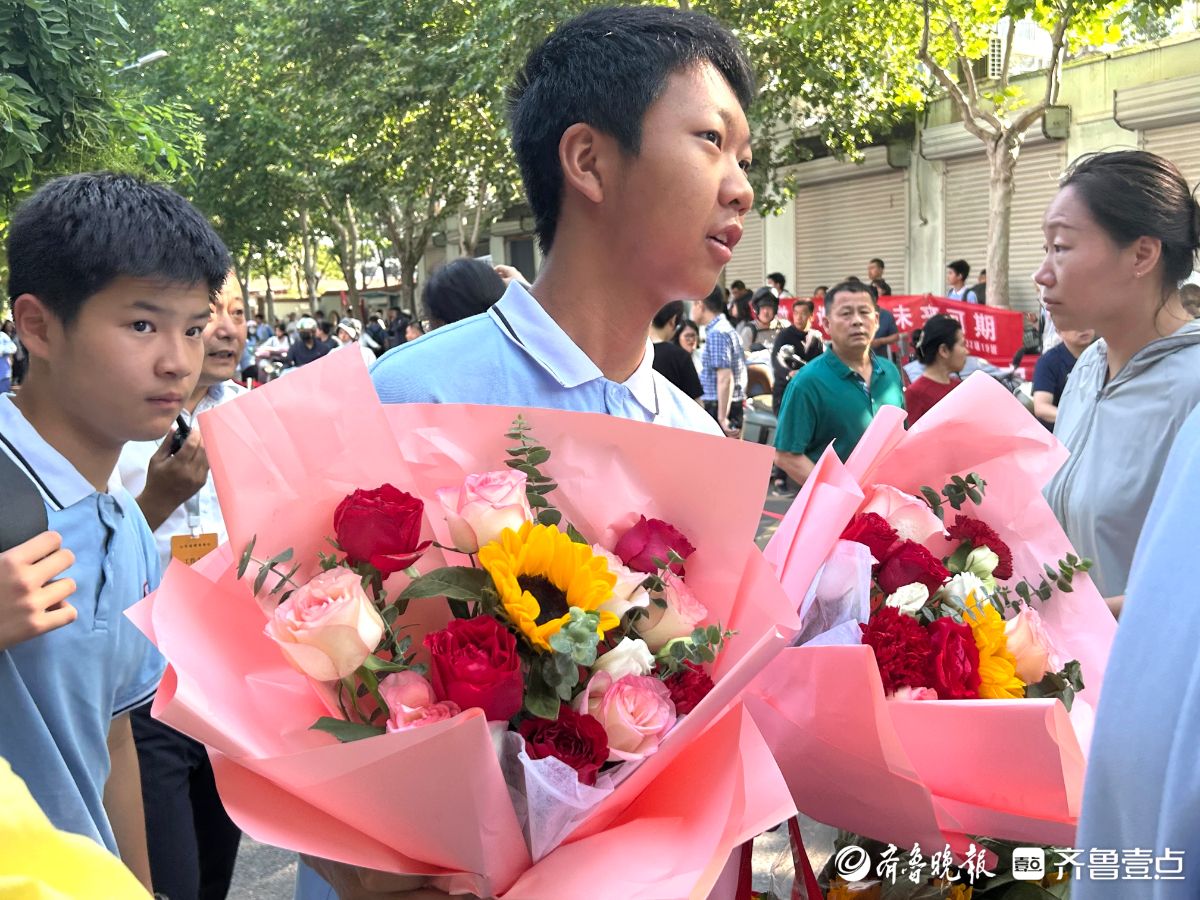 同学捧花组团“助考”