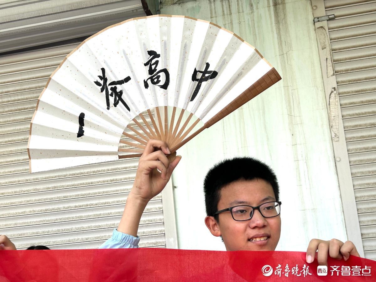 同学捧花组团“助考”