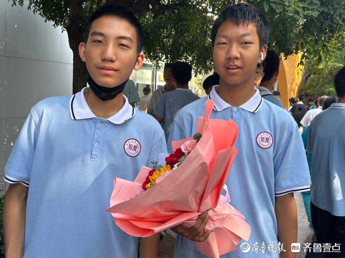 同学捧花组团“助考”