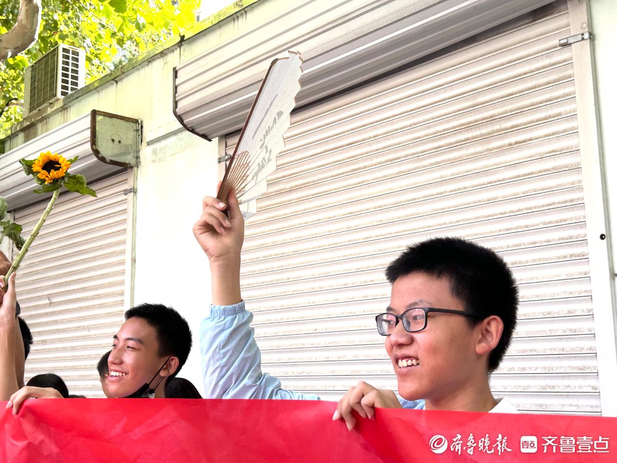 同学捧花组团“助考”