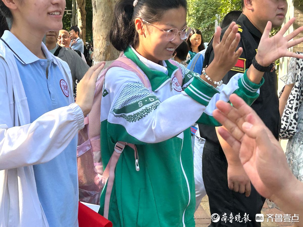 同学捧花组团“助考”