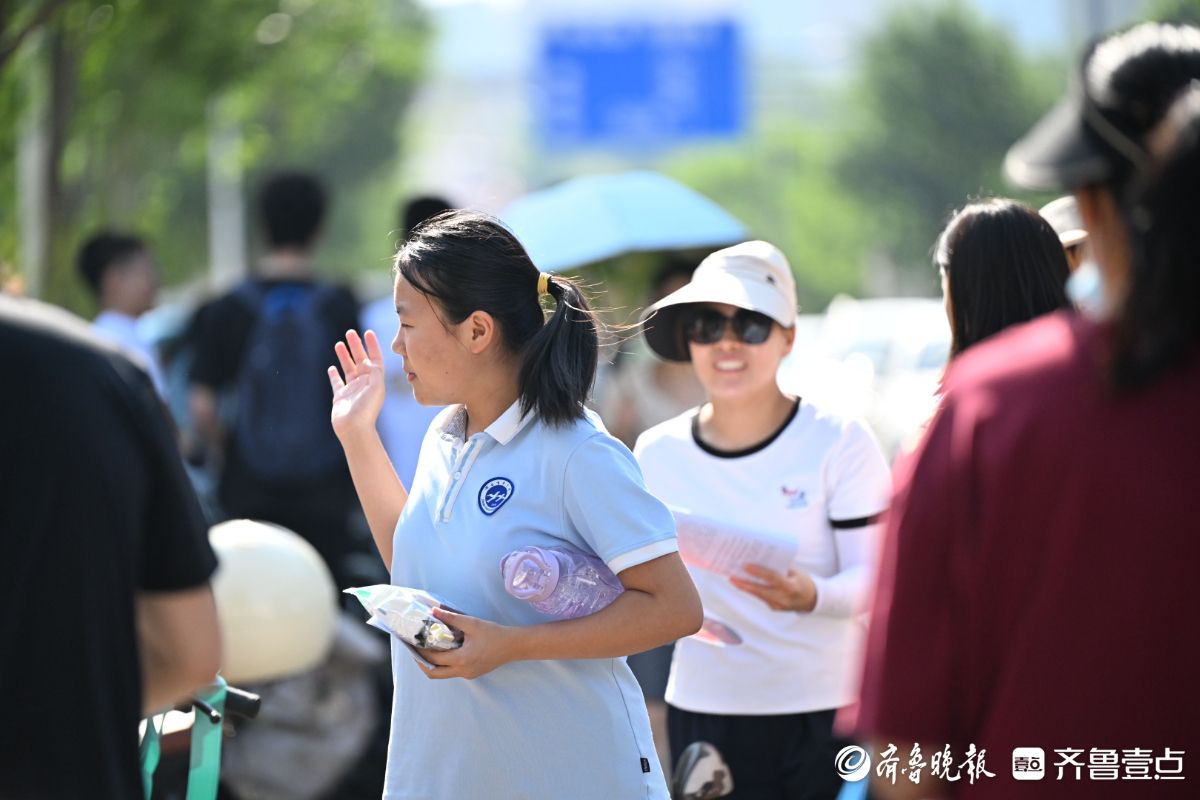 击掌拥抱鼓励打气，考场外上演温情一幕幕