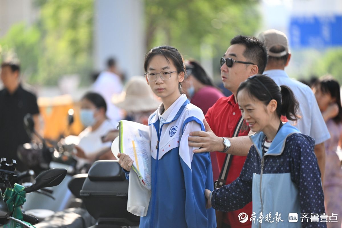 击掌拥抱鼓励打气，考场外上演温情一幕幕