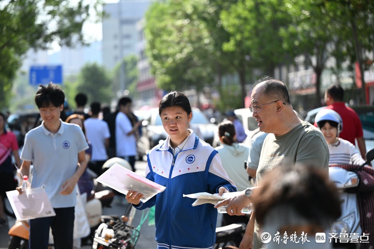 击掌拥抱鼓励打气，考场外上演温情一幕幕