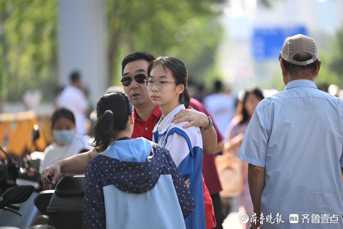 击掌拥抱鼓励打气，考场外上演温情一幕幕