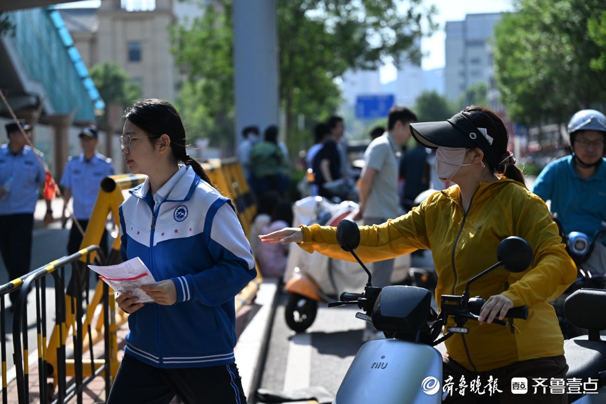 击掌拥抱鼓励打气，考场外上演温情一幕幕