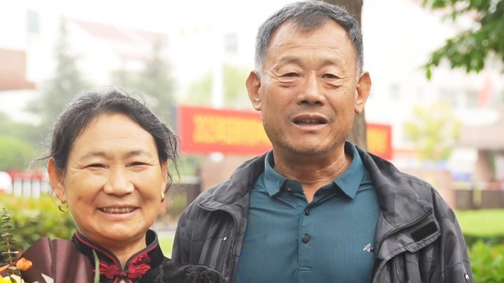直击2025日照中考丨手持鲜花，祝福满满！爷爷奶奶为孙女加油