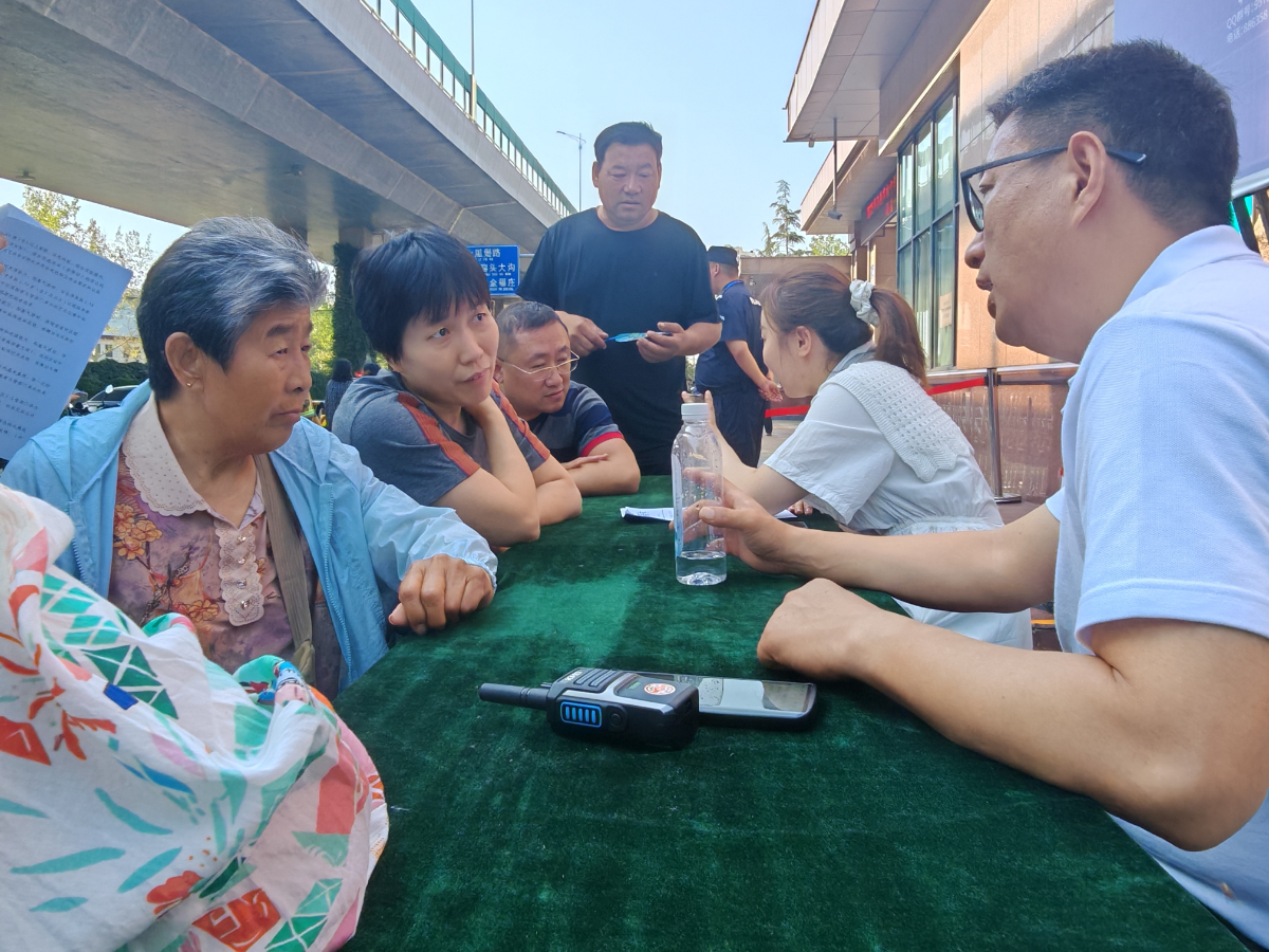 中考现场，学校提供中考咨询服务为陪考家长支招