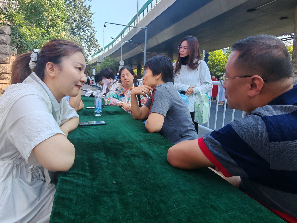 中考现场，学校提供中考咨询服务为陪考家长支招