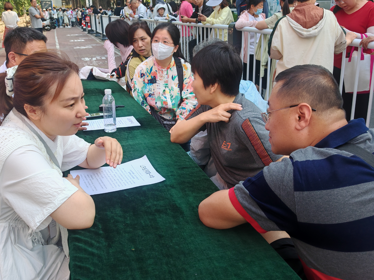 中考现场，学校提供中考咨询服务为陪考家长支招