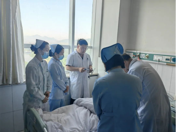 妙手化险境，五莲县人民医院多科协作成功救治高危患者