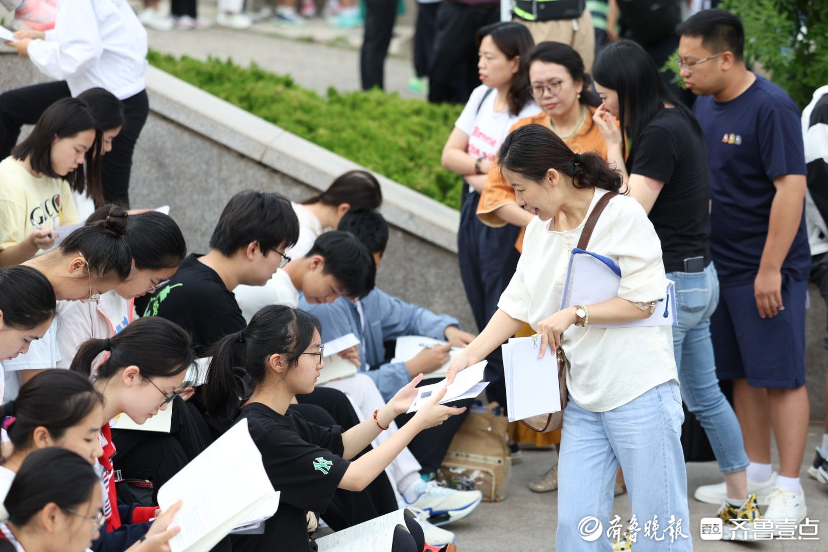 图集|向未来出发！2025中考首日烟台学子提笔追梦