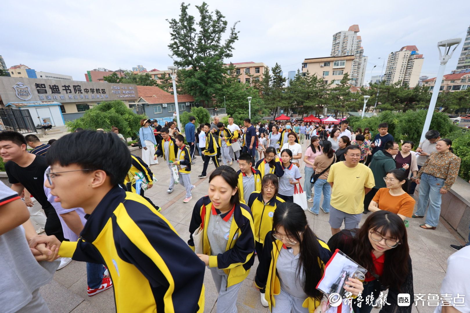 图集|向未来出发！2025中考首日烟台学子提笔追梦
