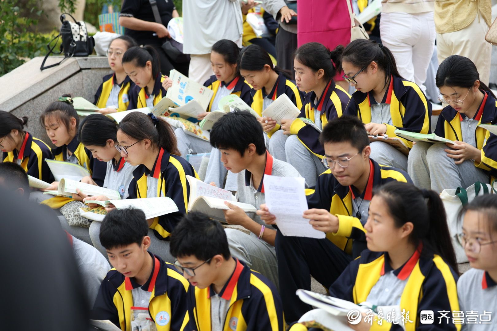 图集|向未来出发！2025中考首日烟台学子提笔追梦