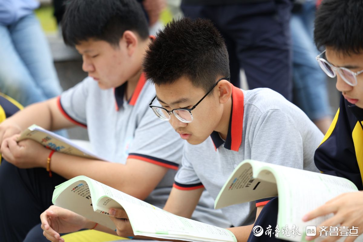 图集|向未来出发！2025中考首日烟台学子提笔追梦