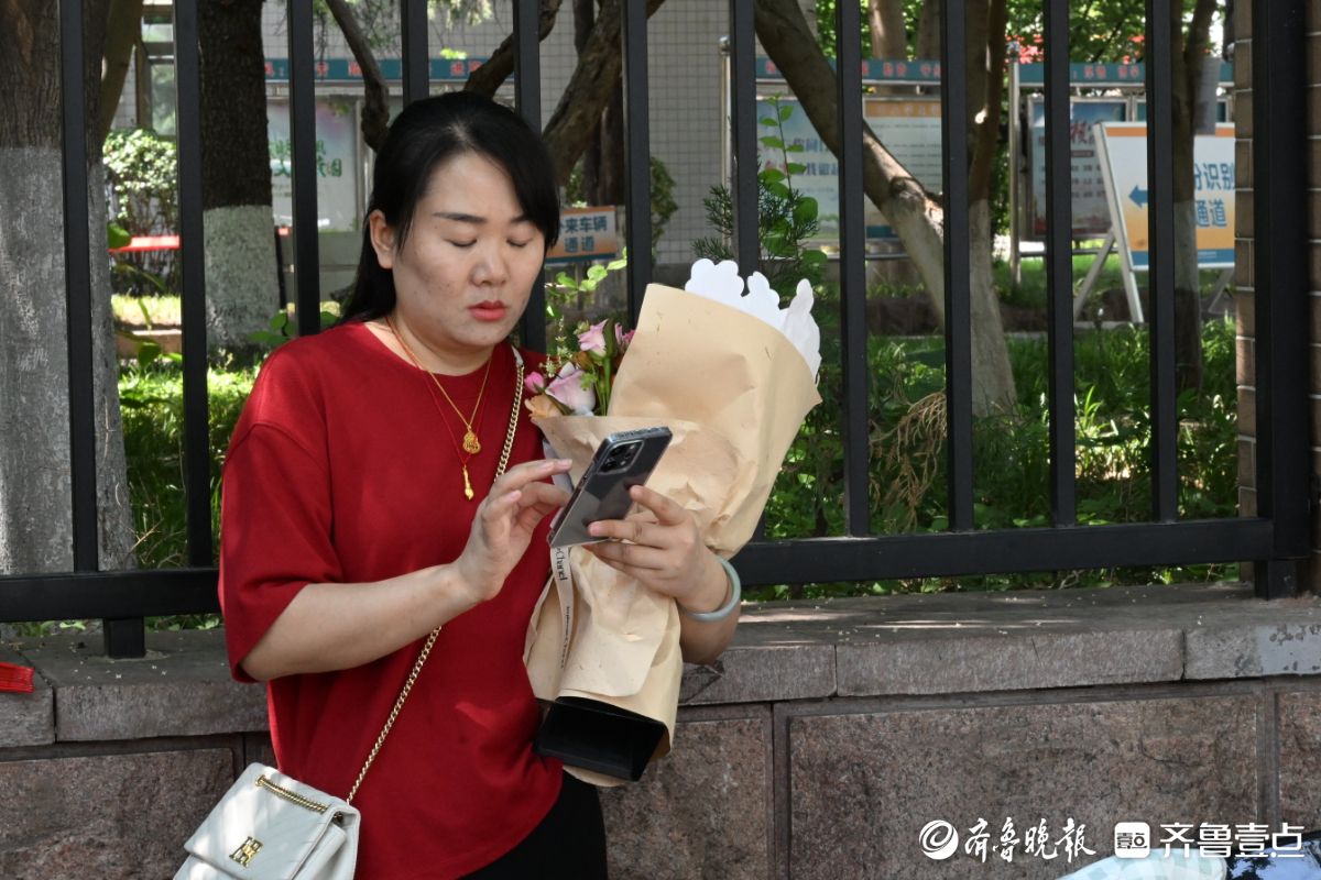 上午的考试即将结束，家长在场外期盼和等待