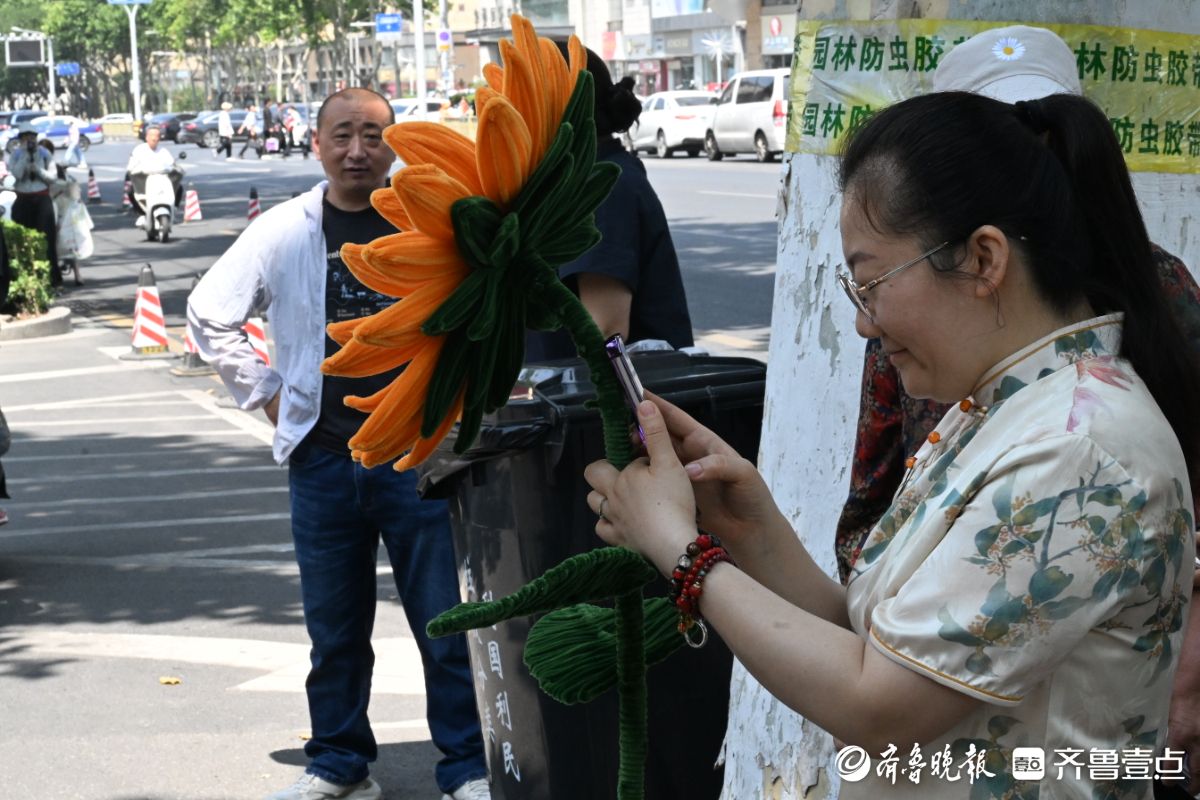 上午的考试即将结束，家长在场外期盼和等待