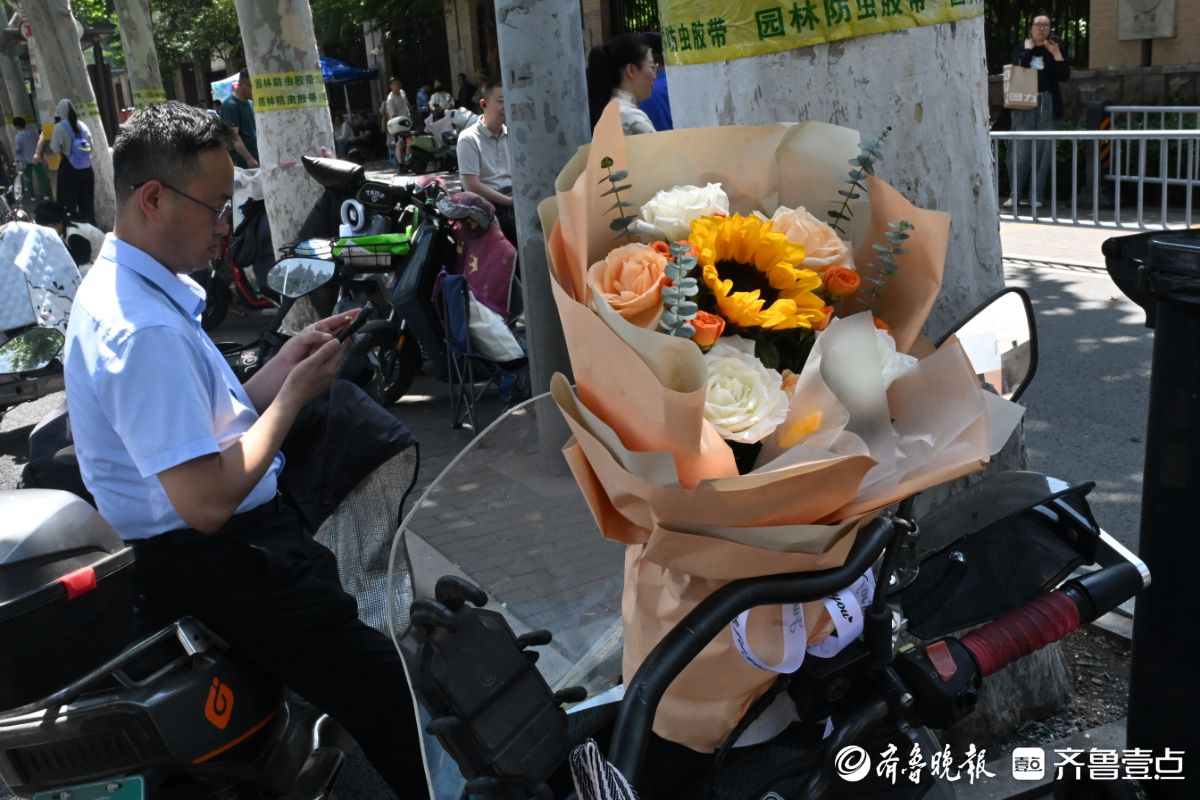 上午的考试即将结束，家长在场外期盼和等待