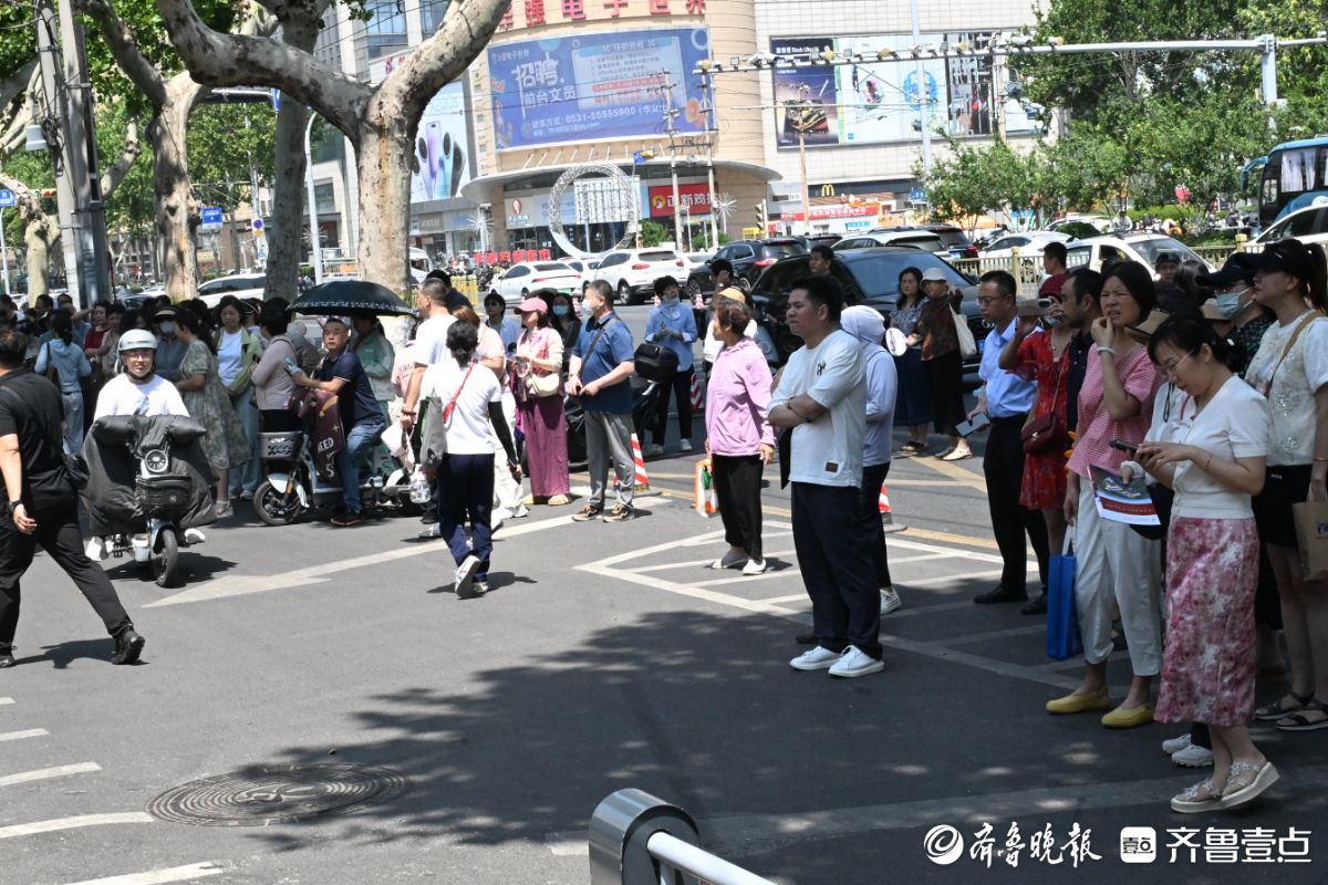 上午的考试即将结束，家长在场外期盼和等待