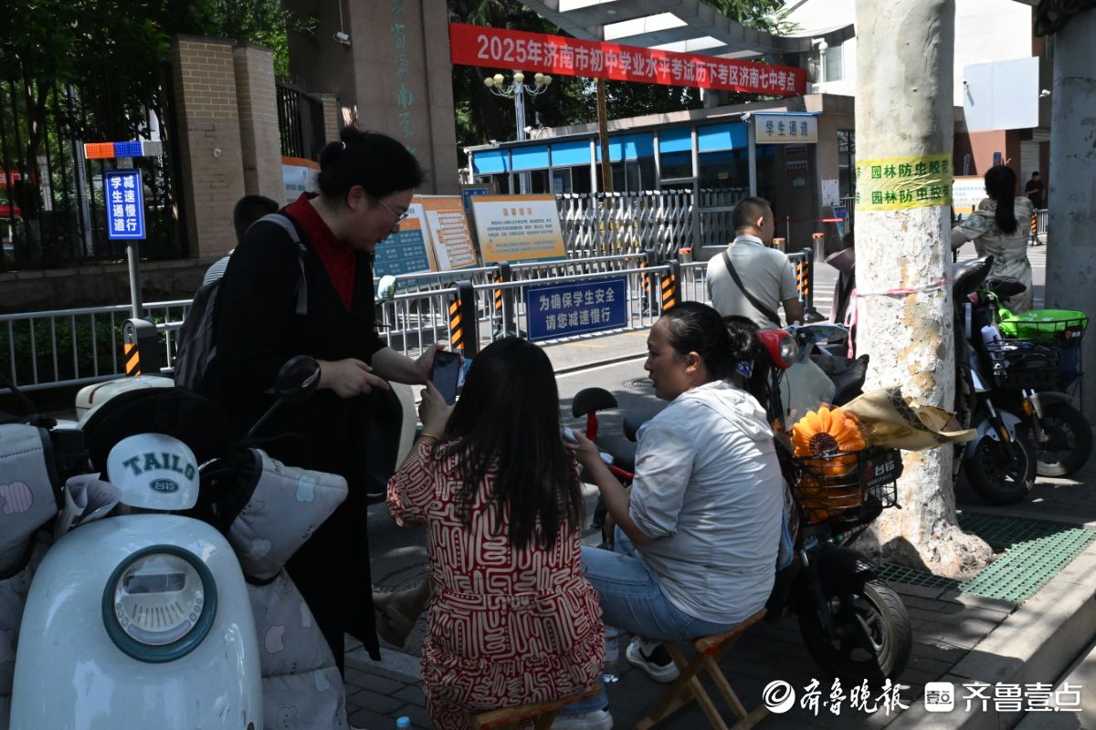 上午的考试即将结束，家长在场外期盼和等待