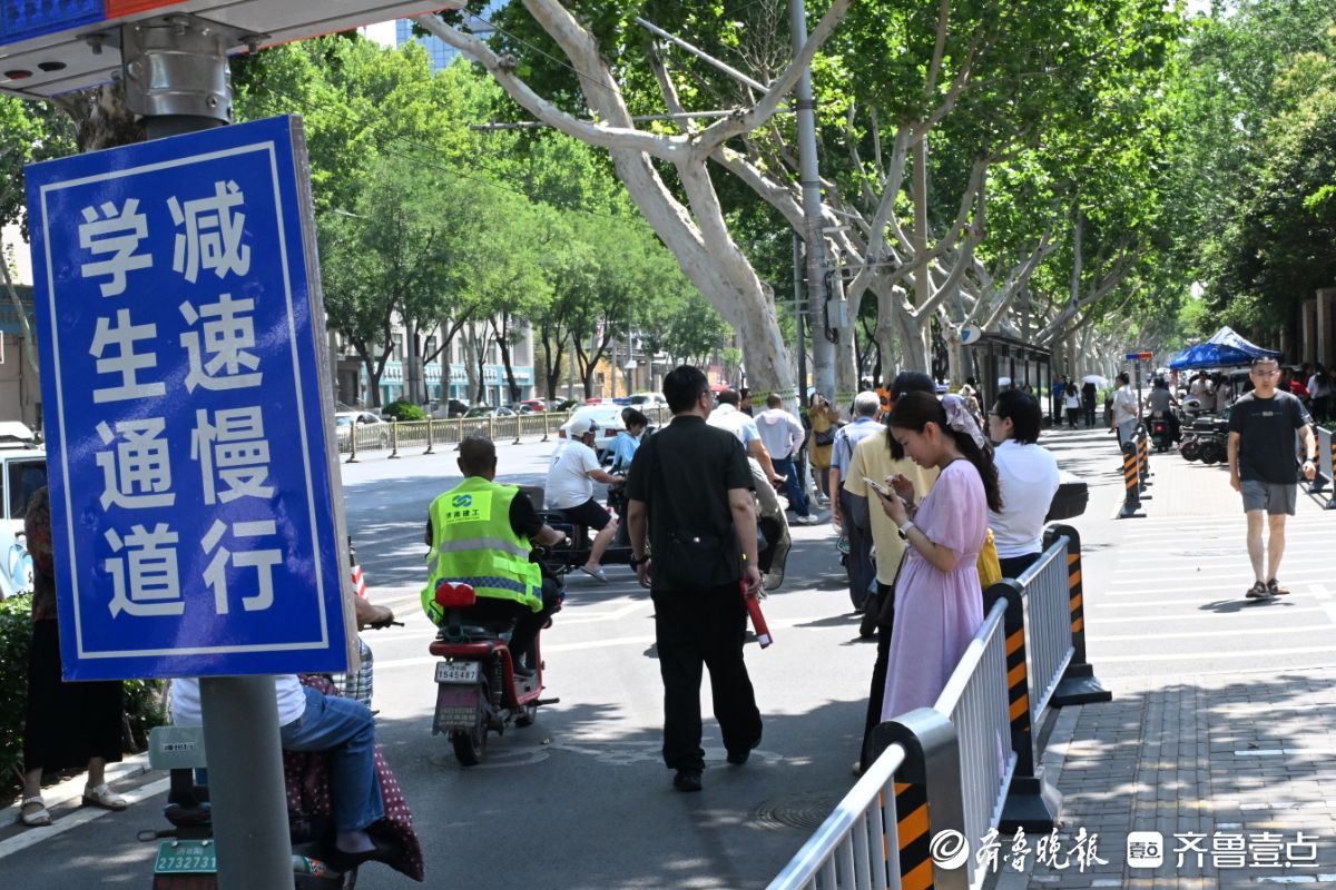 上午的考试即将结束，家长在场外期盼和等待