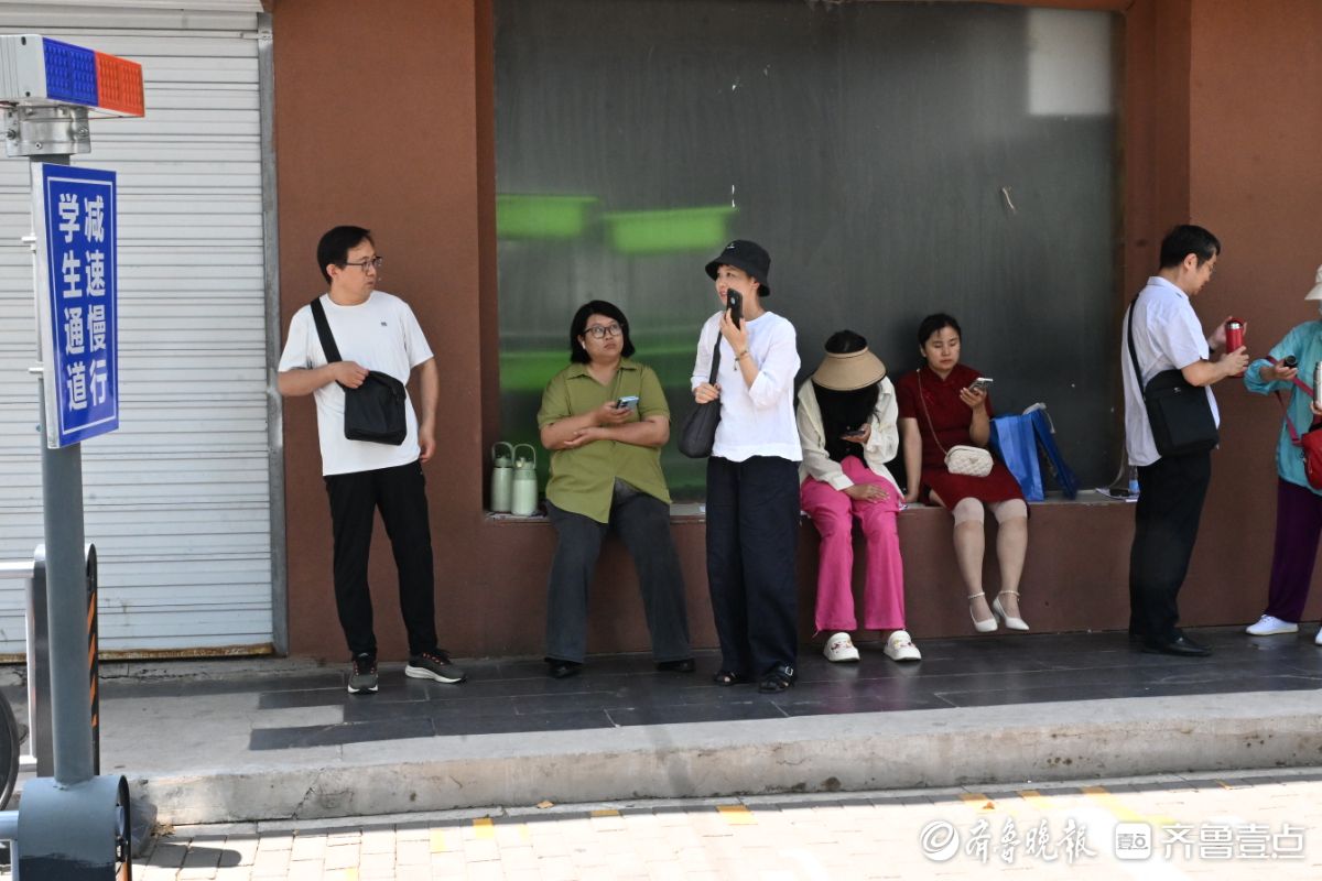 上午的考试即将结束，家长在场外期盼和等待