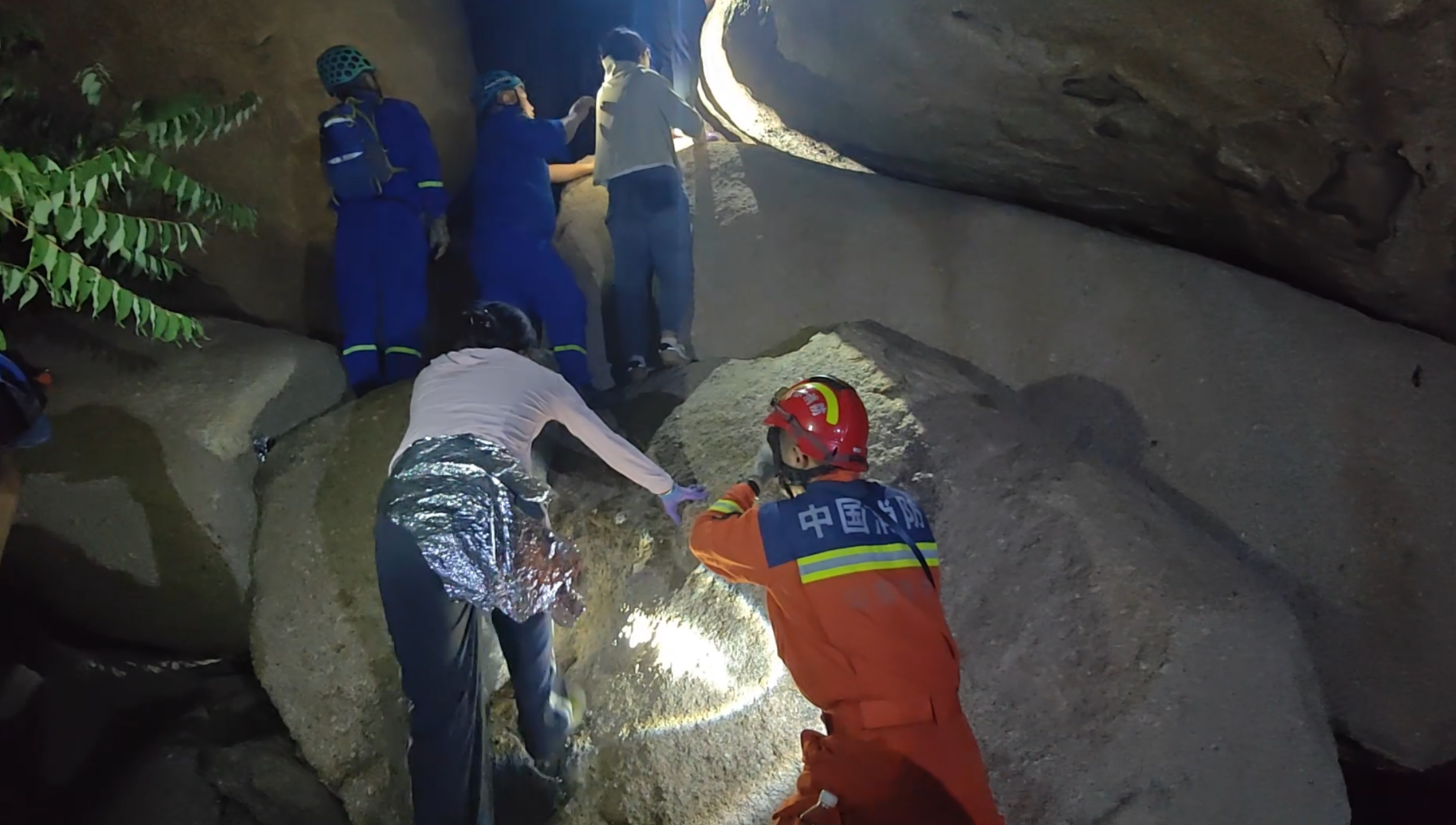 三女子登山迷路，济宁消防出动救援