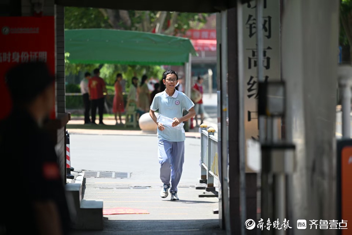 中考第一门课结束，考生飞奔出考场