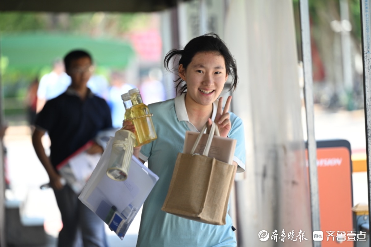 中考第一门课结束，考生飞奔出考场