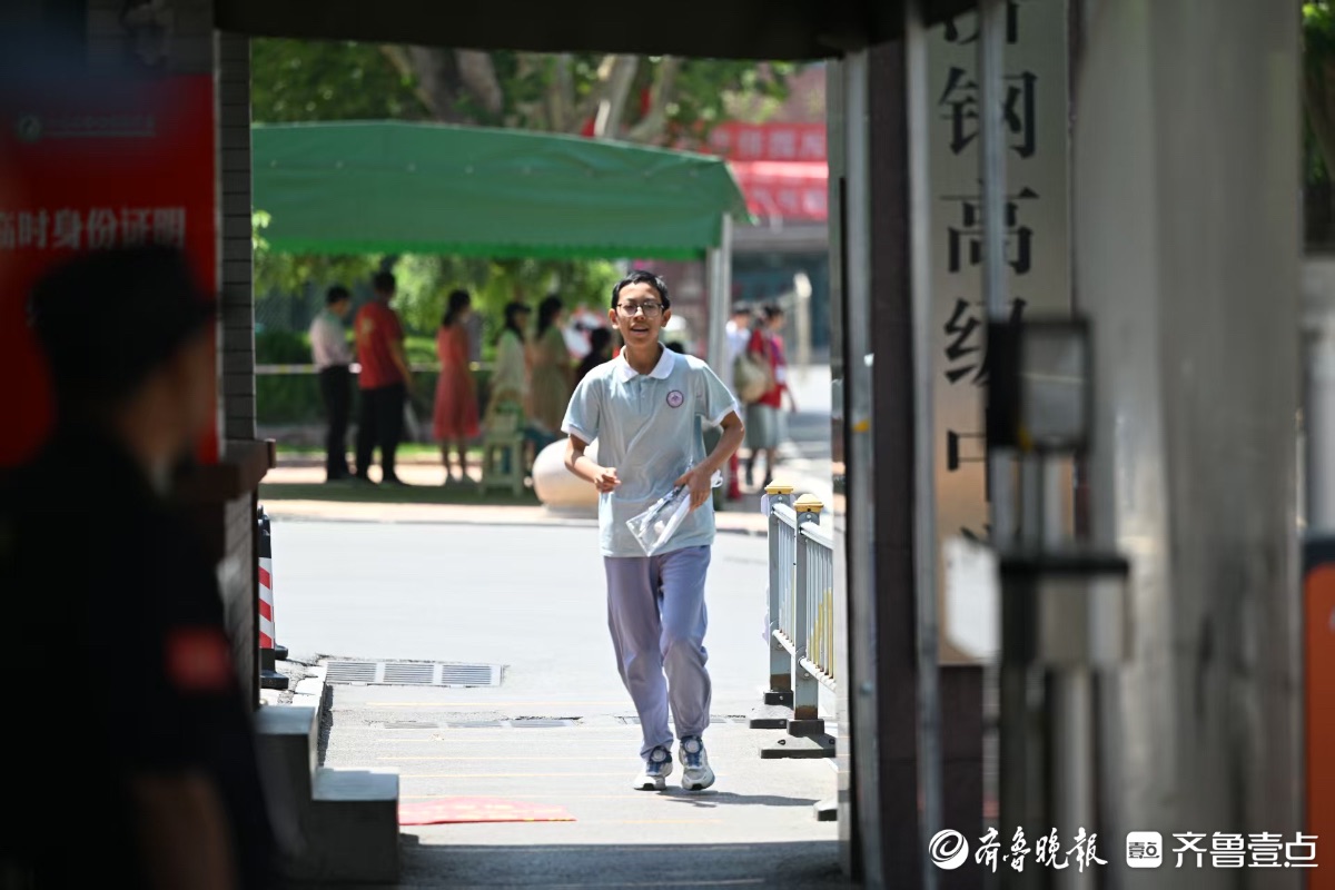 中考第一门课结束，考生飞奔出考场