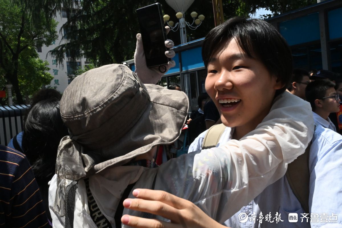 济南市中考第一场考试结束，考生轻松出场