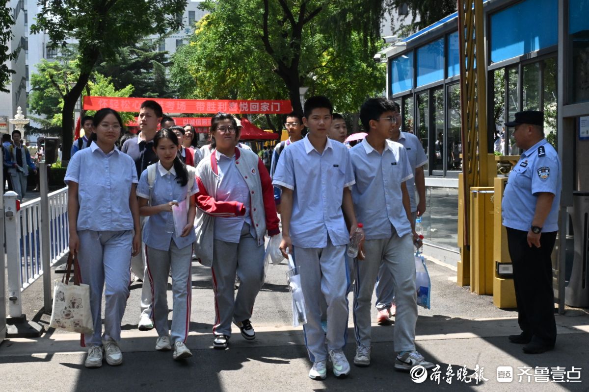济南市中考第一场考试结束，考生轻松出场