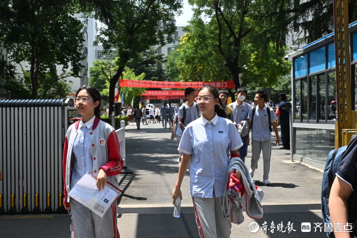 济南市中考第一场考试结束，考生轻松出场