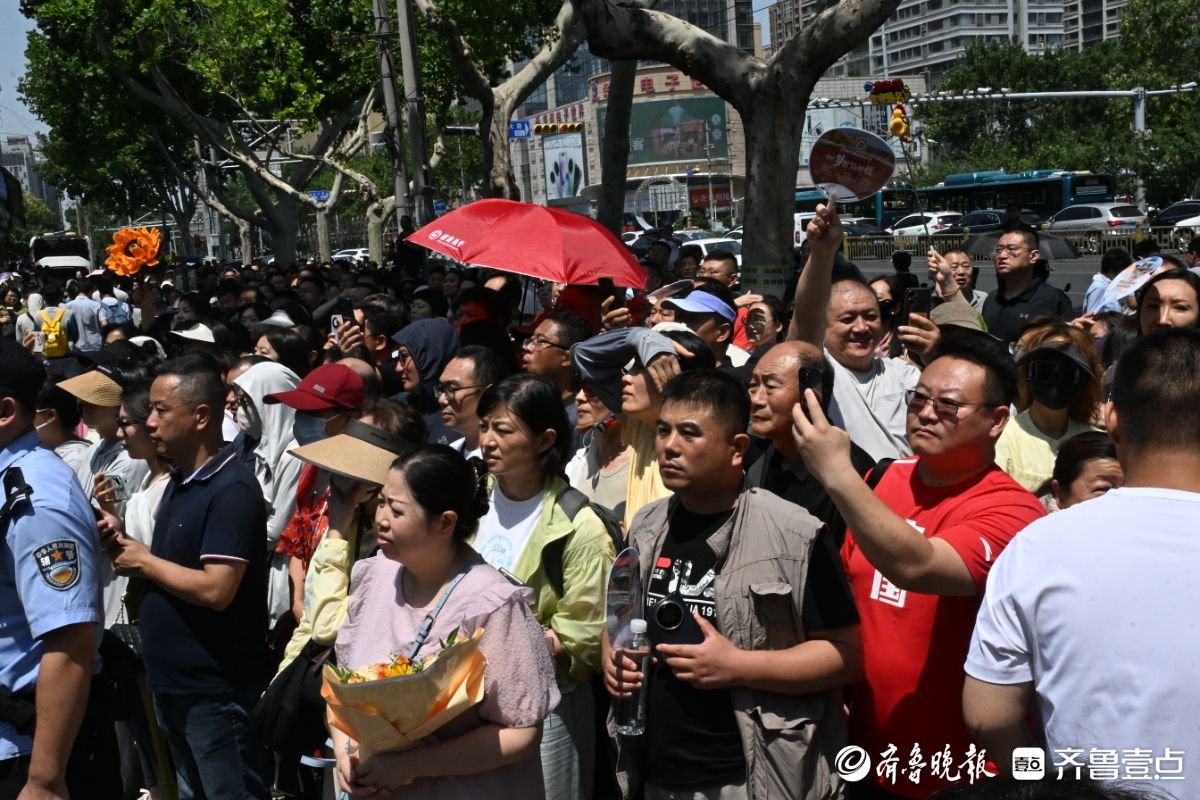 济南市中考第一场考试结束，考生轻松出场