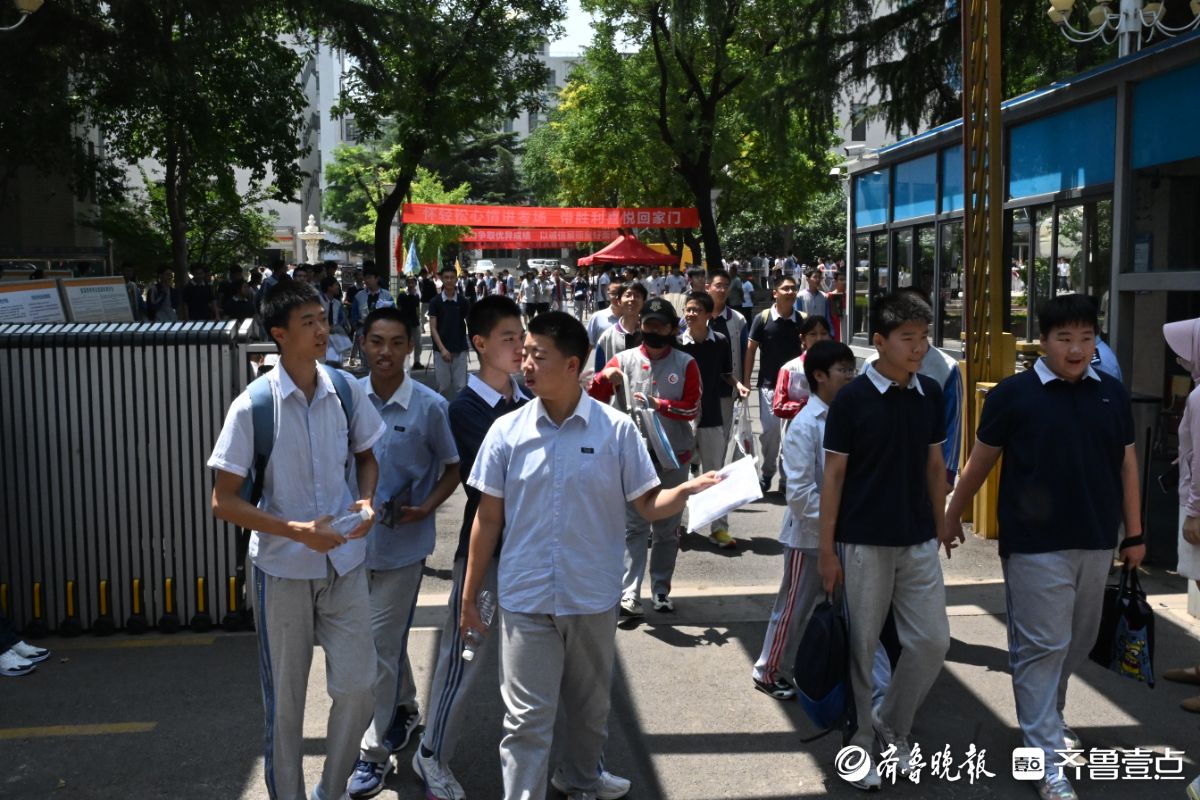 济南市中考第一场考试结束，考生轻松出场