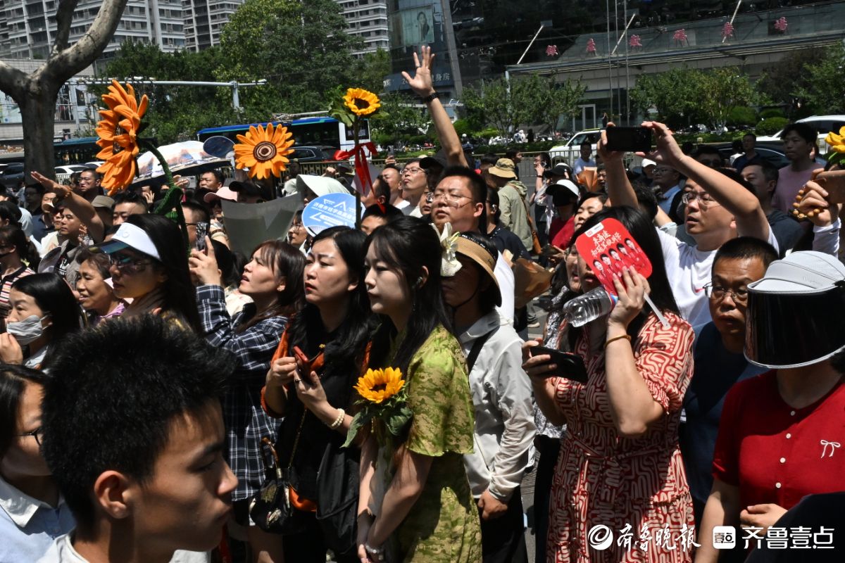 济南市中考第一场考试结束，考生轻松出场