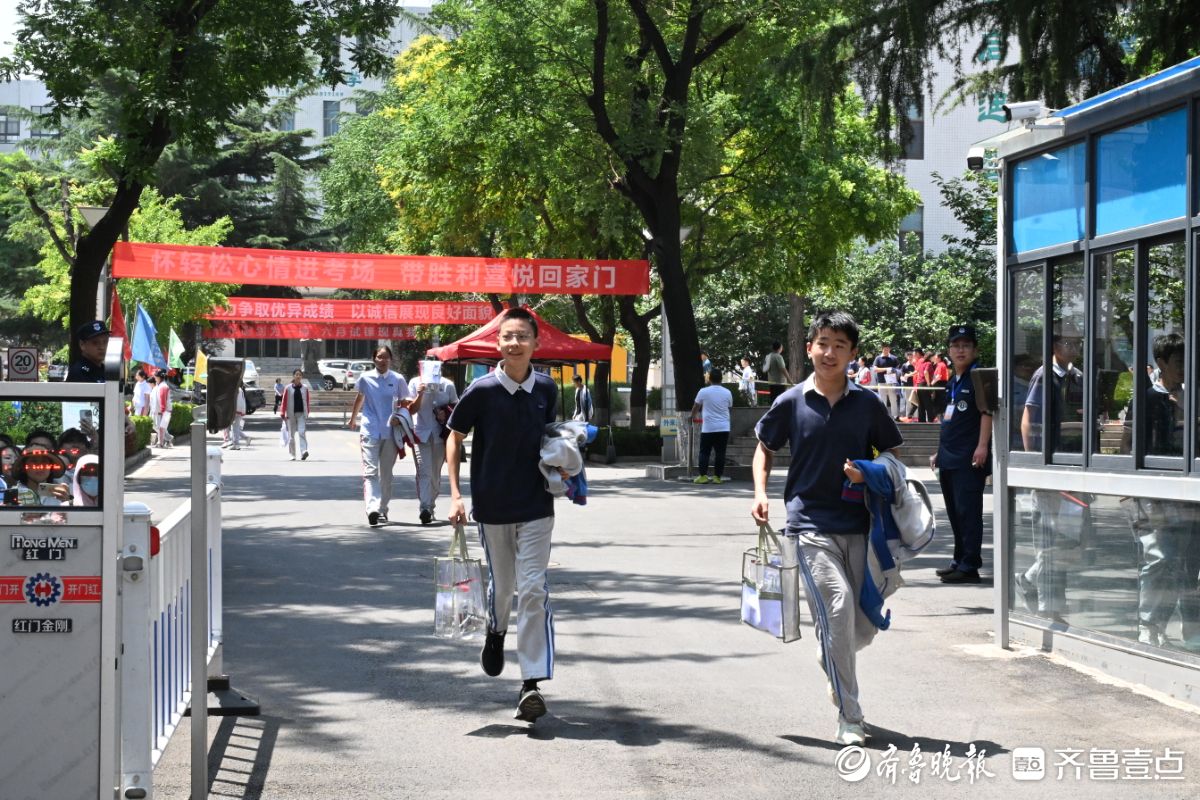 济南市中考第一场考试结束，考生轻松出场