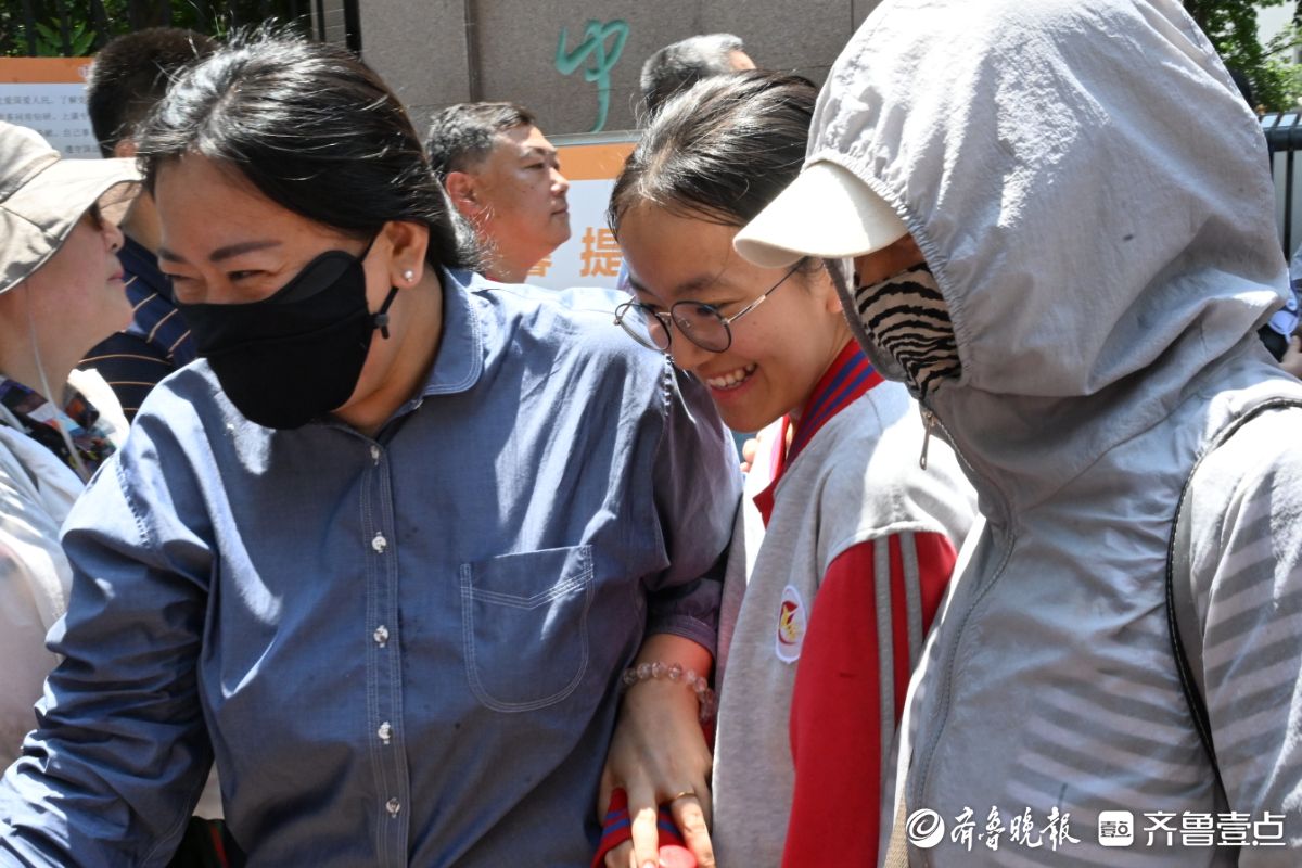 济南市中考第一场考试结束，考生轻松出场
