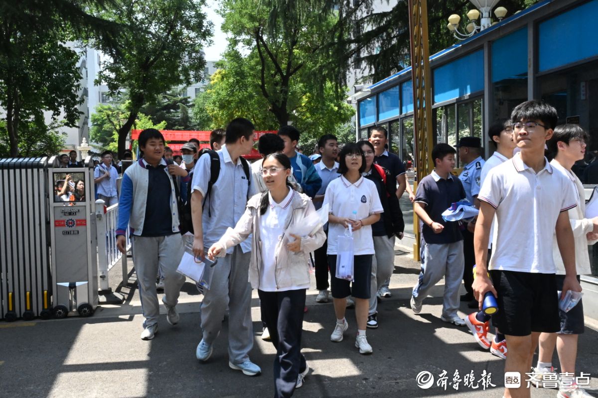 济南市中考第一场考试结束，考生轻松出场