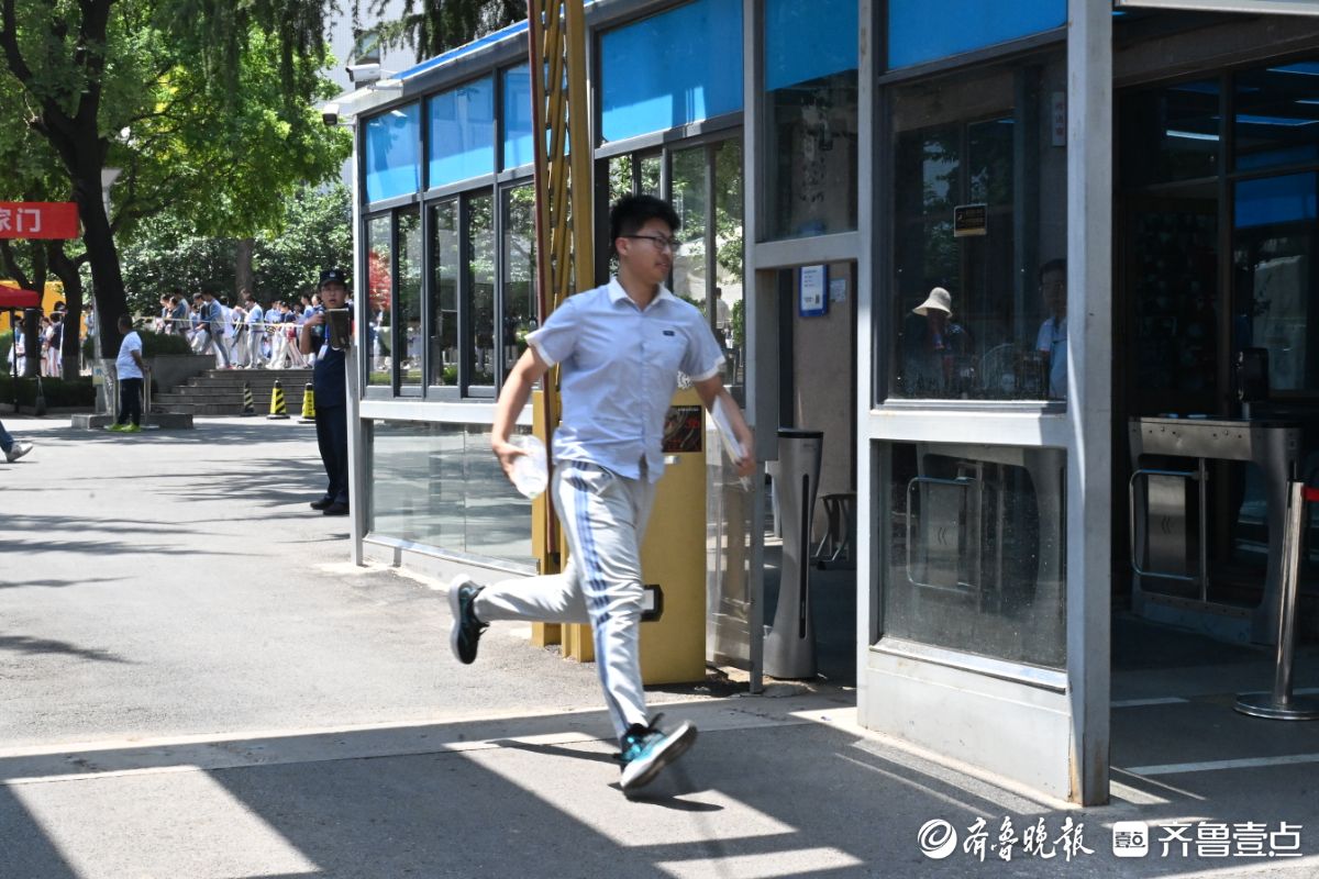 济南市中考第一场考试结束，考生轻松出场